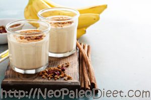 Makkelijk milkshake banaan maken om af te koelen of voor ontbijt Milkshake banaan
